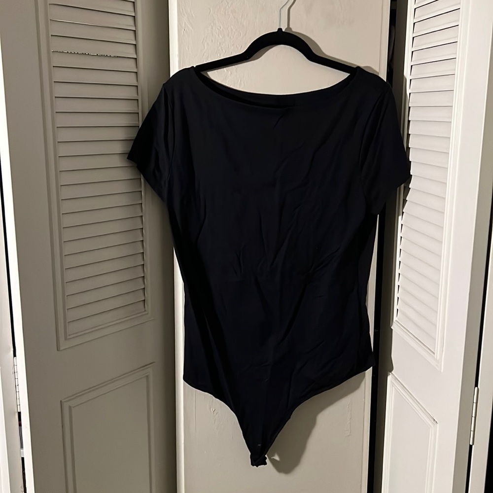 Short-Sleeve Seamless Fabric Boatneck Bodysuit